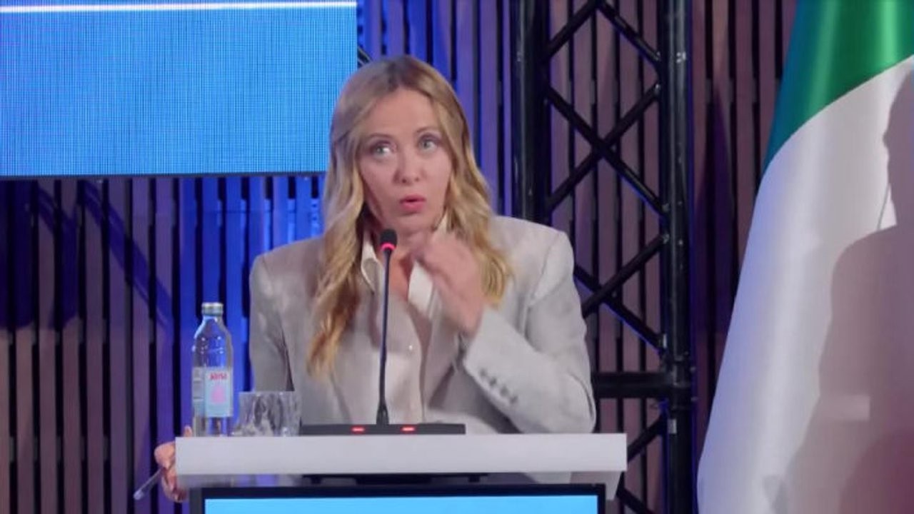 Caro carburanti, Meloni: Valutiamo accise mobili, ma spero si ripristini pienamente il price cap
