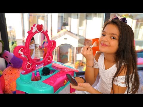 Masal Kendine Makyaj Yapıyor!  Masal Pretend Play Dress Up & Kids Make Up Toys