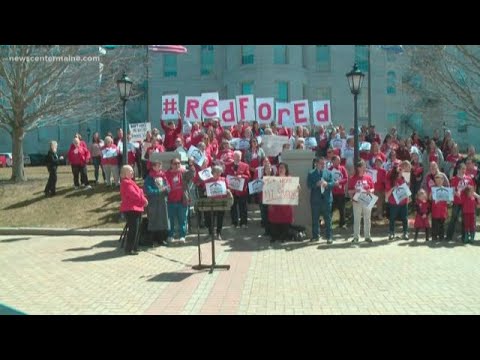 Public workers push for right to strike