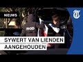 Hier wordt auto Sywert van Lienden doorzocht