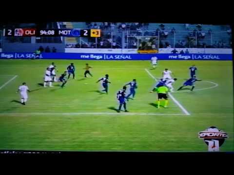 ¡Insolito! Aficionado anota GOL en el Clasico y lo validan.