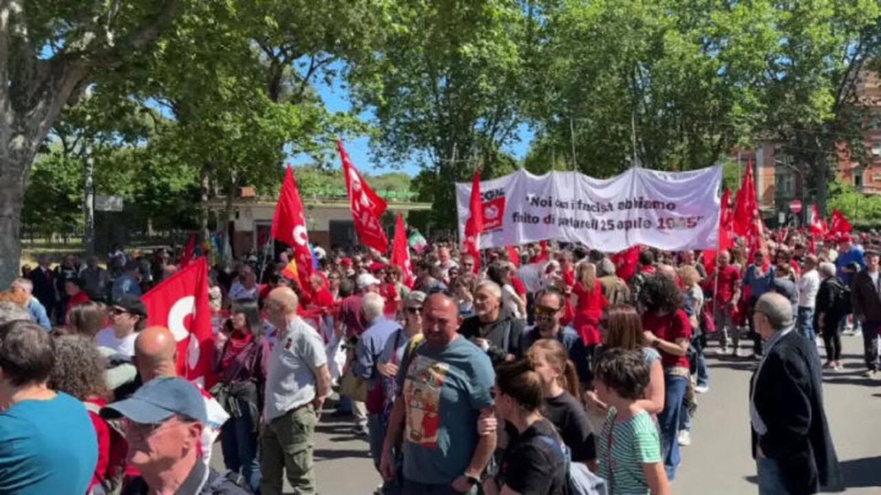'Noi coi fascisti abbiamo finito di parlare il 25 aprile 1945', striscione Cgil al corteo 25 aprile