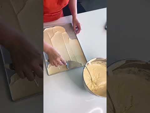 Espalhando a massa de bolo de rolo 👍