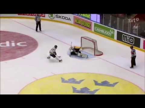 Rasmus Sandin sätter en "Foppa-straff" i TV-pucken