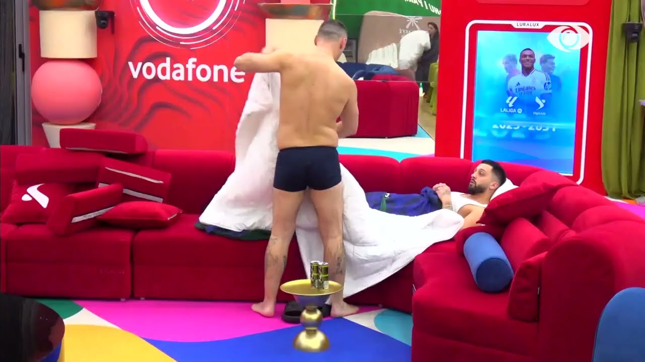 Gjesti bëhet gati për gjumë, G Bani e mbulon me jorgan