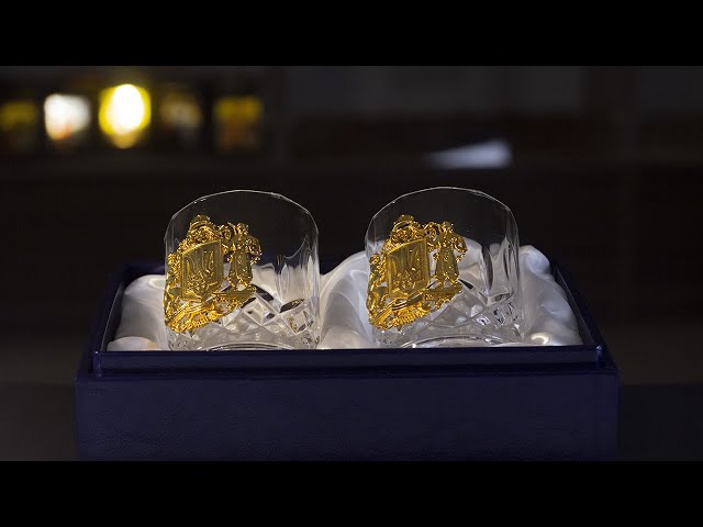 Вiдео Подарочный набор стаканов для виски с большим гербом Украины в кожаном футляре