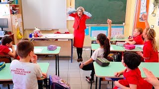 SCHERZO DEI ME CONTRO TE IN UNA SCUOLA: Si fingono insegnanti!