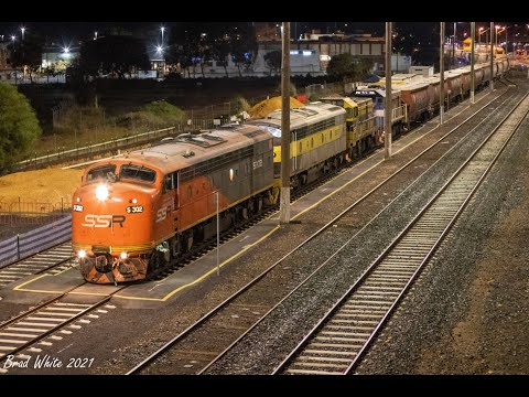 A dented S302 leads S317, T363 and P14 on 9098 Deniliquin grain- 10/6/21