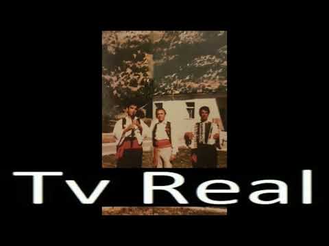 Une tek porta ti te vija Une te mbolla rradhe e ti me mbive plot kendojne Stavro Jorgo  Thoma Lito