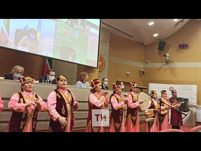 В преддверии Дня пожилых людей в Кабмине РТ выступил коллектив ветеранов «Ядкәрь» из Балтасей