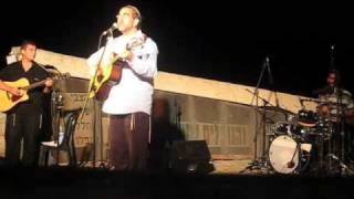 Benyamin Steinberg-Carlebachs "RARE" Ve'yivtechu Becha Klezmer Festival Safed 2009 (הזמר והיוצר בנימין שטיינברג) - התמונה מוצגת ישירות מתוך אתר האינטרנט יוטיוב. זכויות היוצרים בתמונה שייכות ליוצרה. קישור קרדיט למקור התוכן נמצא בתוך דף הסרטון