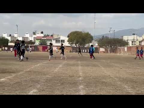 Gool de Gael Pereyra de Atlético Moctezuma en la victoria sobre Deportivo Pele 4-2