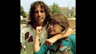 WORLD EXCLUSIVE  - Suzi's secret snog with Alice Cooper Suzi Quatro on The Andrew Eborn Show