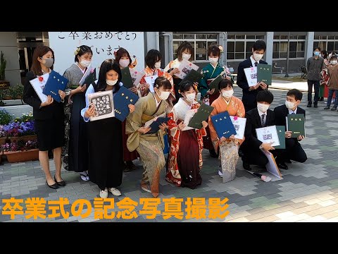 生命機能学科 0006　学位記授与後の、研究室の記念写真撮影の様子です。(令和3年3月24日)