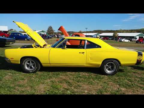 1969 YELLOW DODGE SUPER BEE 426 HEMI ENGINE