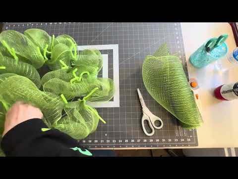 Deco Mesh Wreath Base One Roll Mesh Method