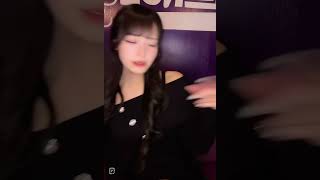 男性ファンに見られまくって下着の中が湿ってるが、部屋が乾燥してるので、湿らせようとする元アイドル！