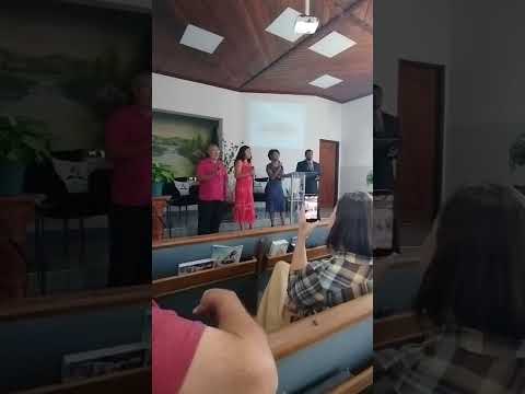 Quarteto cantando e pregando em santa cruz da conceição 