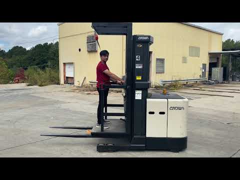 Crown 3000 lbs Capacity Order Picker