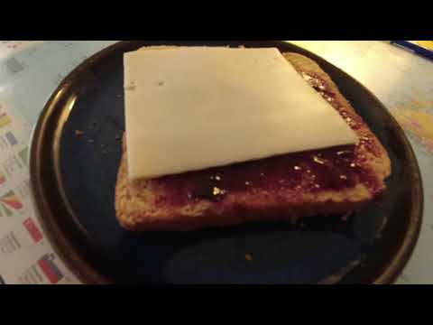 MongoTV_13002 - God Søndag Aften - Del 1 - Spiser Toastbrød Med Blåbær Syltetøj Med Ost