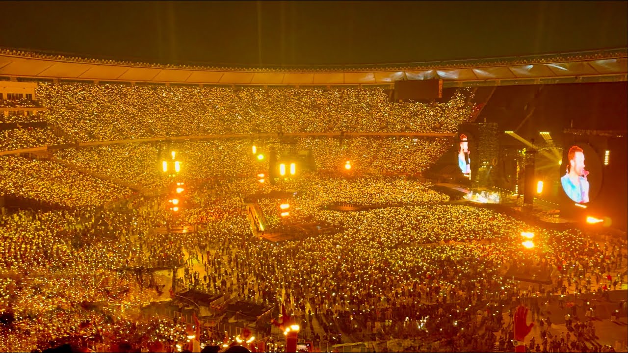 Coldplay - Yellow (Live at Narendra Modi Stadium, Ahmedabad 2025) in 4K.