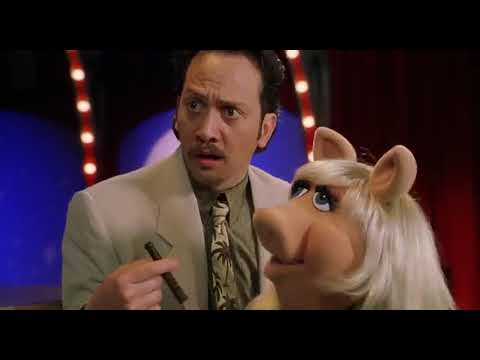 Muppets From Space (1999) - Miss Piggy fight scene