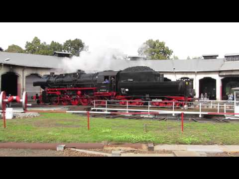 52 8131-6 na obrotnicy w Nossen + obchód wagonów