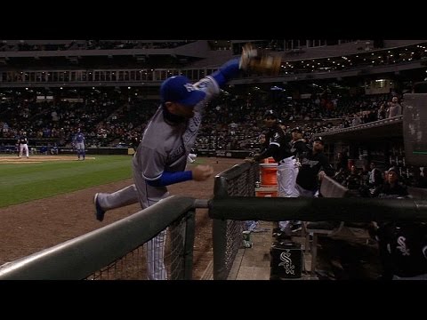 KC@CWS: Moose makes nice catch near White Sox dugout