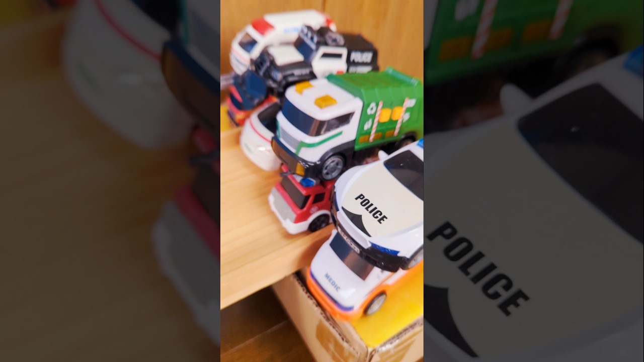 おもちゃの車を走らせる！Let's race the toy cars! #cartoys #toycar #はたらくくるま #パトカー #shorts #kidstoys #ミニカー