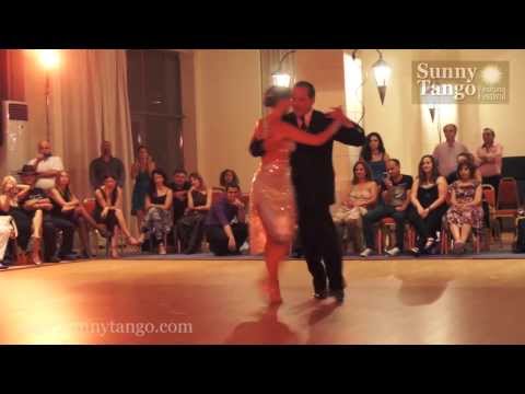  Lorena Ermocida  and  Oscar Martinez Pey  are  dancing  to  the  milonga  "  No Hay Tierra Como La Mia  "  by  Francisco Canaro  at  Sunny Tango Festival  in  2013