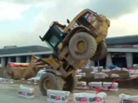 Show em duas rodas com escavadeira