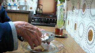 הוצאת כדורי תרופות מהמארז שלהם מהר ובטוח (ידידנו היקר משה רצון ז"ל) - התמונה מוצגת ישירות מתוך אתר האינטרנט יוטיוב. זכויות היוצרים בתמונה שייכות ליוצרה. קישור קרדיט למקור התוכן נמצא בתוך דף הסרטון