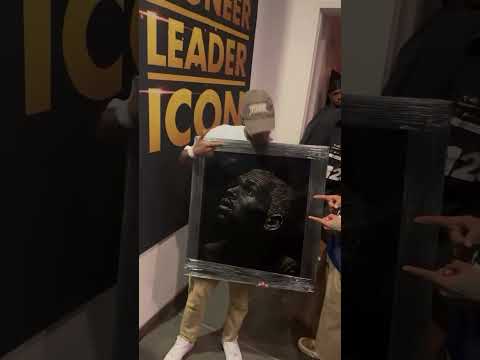 Chris Brown gets his glass art at the FNB Stadium 💯💯👌👌🔥🔥🔥