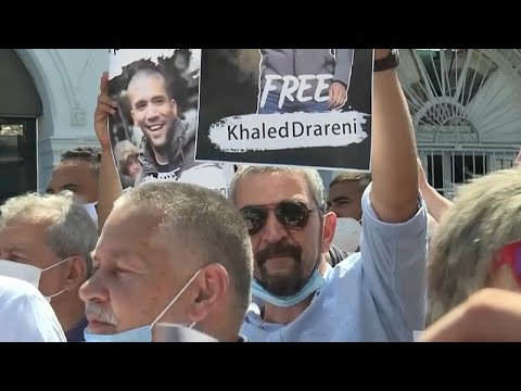 عشية جلسة الاستئناف مظاهرة في الجزائر تدعو للإفراج عن خالد درارني تحت شعار صحفي لا "مُخبر"…