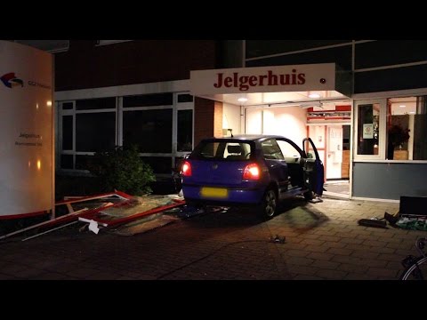 GPTV: Auto rijdt GGZ-gebouw binnen