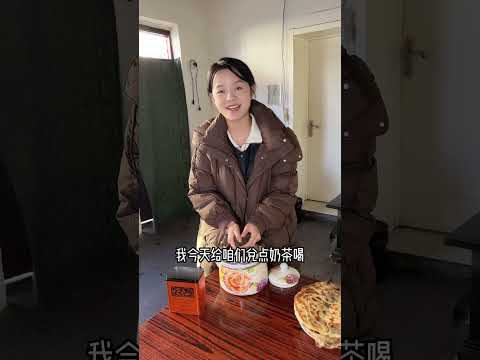暮色轻笼，屋里飘出烙肉饼的香气。妈妈将爱揉进面团，我咬下的每一口，都是家的温度。#记录真实生活 #美食 #农村生活