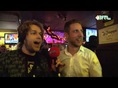 Mark neemt even een kijkje bij het Serious Vrijgezellenfeest