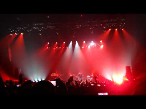 R. Kelly - Intro / Flashing Lights Freestyle live @ Heineken Music Hall 19 April 2011