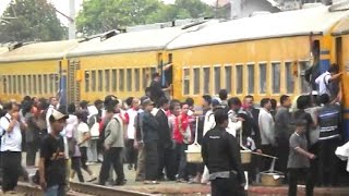 Download lagu Kesibukan Stasiun Kereta Api Tambun saat Kereta pada Telat mp3