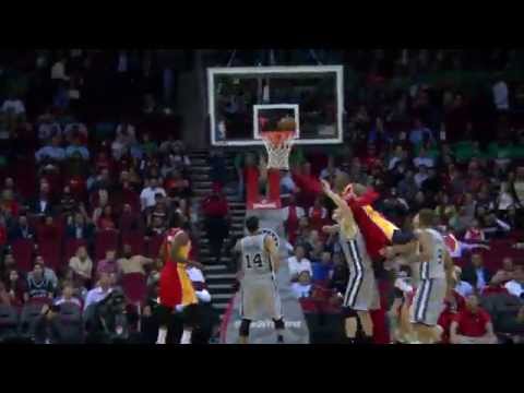 Dwight Howard's 32 Points Propels the Rockets Over the Spurs