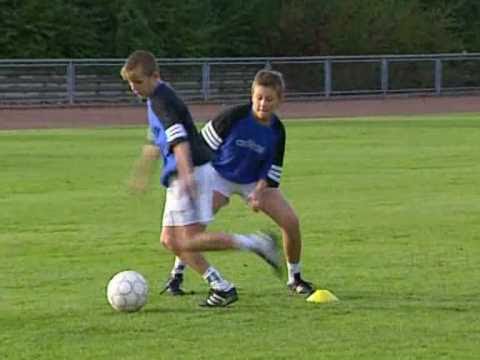 Fussballtraining, Peter Schreiner: Kreativ Fußball spielen - Gegner im Rücken