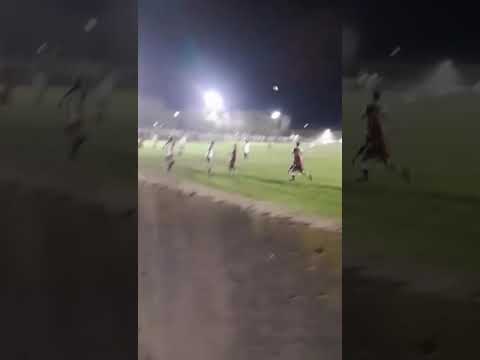 🐎⚽ Fue a caballo a ver el partido… y terminó grabando un gol.