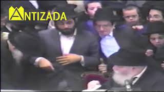 ניגון שיבנה בית המקדש (מנגינה של ישמחו במלכותך) בהתוועדות הרבי מליובאוויטש - התמונה מוצגת ישירות מתוך אתר האינטרנט יוטיוב. זכויות היוצרים בתמונה שייכות ליוצרה. קישור קרדיט למקור התוכן נמצא בתוך דף הסרטון