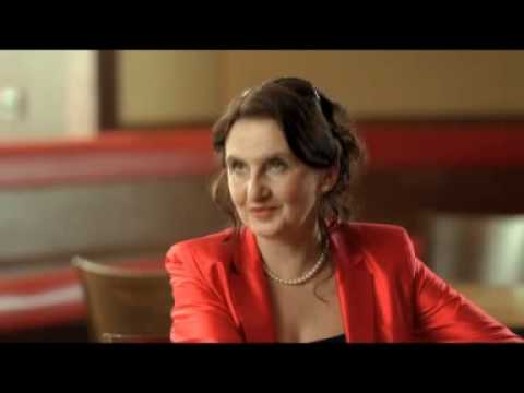 Era: Eva Holubová a číšník v kavárně [reklama]