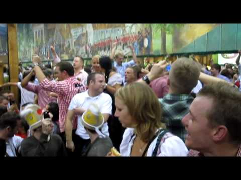 Wiesn 2009 Hacker Festzelt - Allee Allee... Eine Straße, viele Bäume