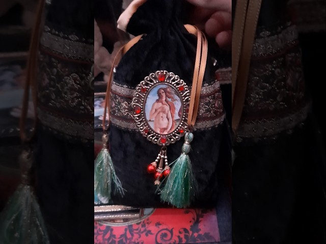 Vídeo relacionado con OUDQFCJ Accesorios de Altar - Paño de Tarot de Terciopelo, Tela para Rituales, Accesorios Esotéricos, Mantel de Terciopelo para Cartas de Tarot y Péndulo