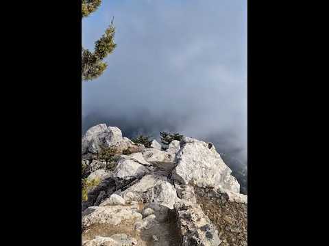 This abandoned castle is above the clouds ☁️ Buffavento rainbow
