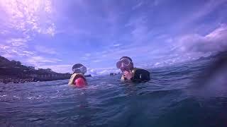 한국 친구 두 명이 비오는 날 나트랑 해변에서 수영을 하러 갔습니다.