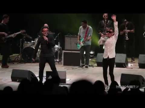 Max De Castro e Wilson Simoninha no show “Baile do Simonal” no palco do THEATRO NET SP