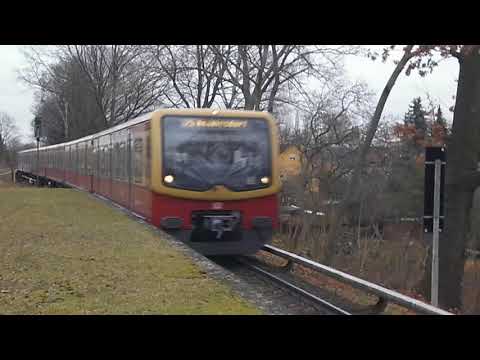 Berliner S-Bahn fährt in den Bahnhof Alt-Reinickendorf der Linie S25 ein
